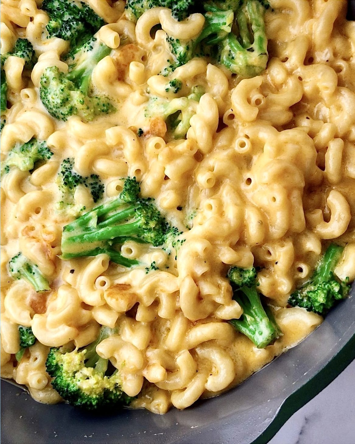 Cooked crockpot mac and cheese with broccoli