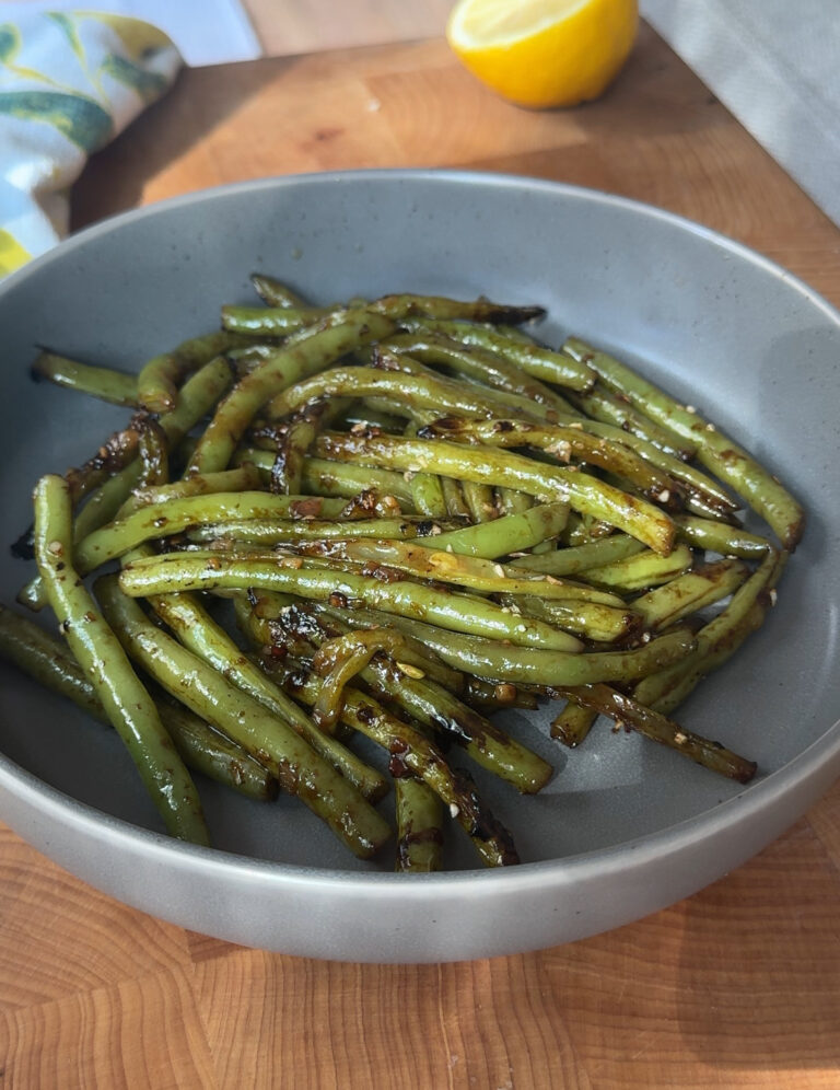 Bowl of garlic green beans in a grey bowl